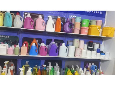 各种规格和容量的塑料瓶、塑料桶